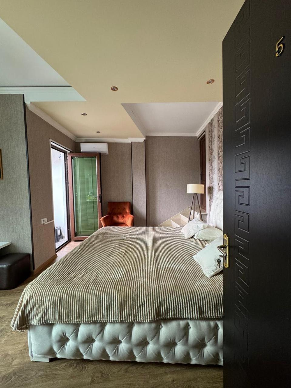 Aisi Kutaisi Hotel Екстериор снимка